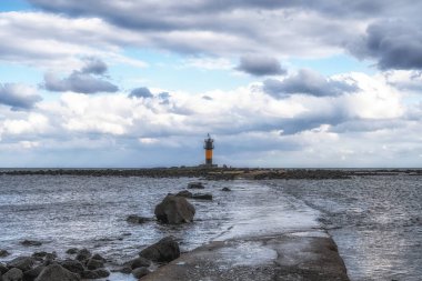 Udo Adası 'ndaki Biyangdo Deniz Feneri deniz fenerine giden küçük yolu olan ünlü bir simgedir.