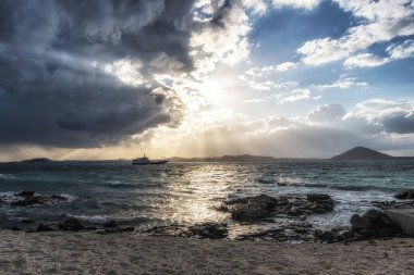 Udo Sanho Plajı 'nda Seobinbaeksa manzarası gün batımında çekilmiştir..