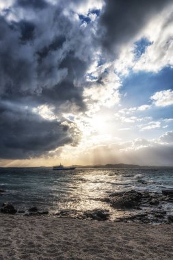 Udo Sanho Plajı 'nda Seobinbaeksa manzarası gün batımında çekilmiştir..