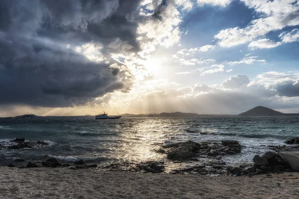 Udo Sanho Plajı 'nda Seobinbaeksa manzarası gün batımında çekilmiştir..