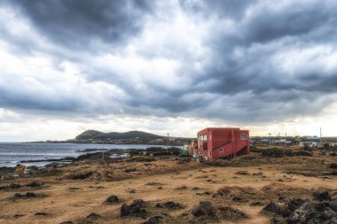 Udodong tepesi manzaralı küçük kırmızı bir bina ya da Biyangdo 'da fırtınalı bir havada çekilmiş Someori türbesi..
