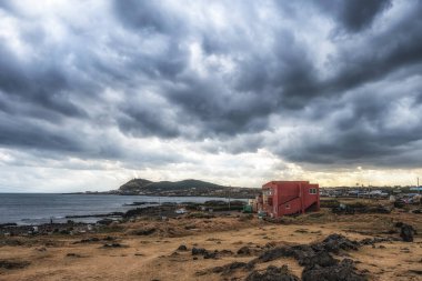 Udodong tepesi manzaralı küçük kırmızı bir bina ya da Biyangdo 'da fırtınalı bir havada çekilmiş Someori türbesi..