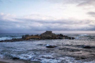 Sacheon Sahili Rock Adası ya da gün doğumunda çekilmiş bir sünnet. Gangneung, Güney Kore 'de çekildi.