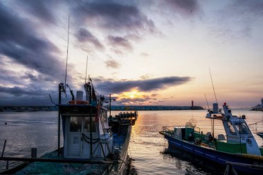 Güney Kore 'de Gangneung' da Sacheon Sahili 'ne yakın küçük bir liman üzerinde gün doğumu manzarası. 14 Şubat 2022 'de çekilmiş.