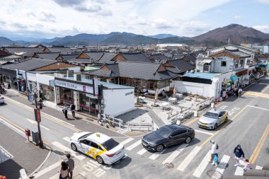 26 Mart 2022 'de Güney Kore' nin Gyeongju şehrinde çeşitli mağazalar ve restoranlarla ünlü Hwangridan caddesi yukarıdan izlendi..