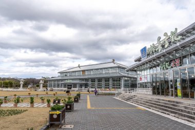 Donggungwon Botanik Bahçesi veya Gyeongju Doğu Sarayı Bahçesi. Güney Kore, Gyeongju 'daki ünlü botanik bahçesi. 26 Mart 2022 'de çekildi.