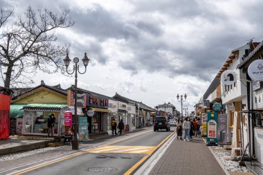 26 Mart 2022 'de Güney Kore' nin Gyeongju şehrinde çeşitli mağazaları ve restoranları olan ünlü Hwangridan caddesi.
