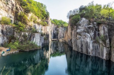 Pocheon Sanat Vadisi 'nde küçük bir göl. Eski bir granit ocağı, göle yansıyan ünlü granit kayalıklarıyla parka dönüştü..