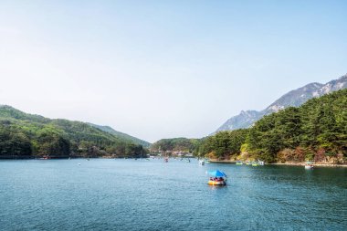 Güney Kore, Pocheon 'daki Sanjeong Gölü manzarası. Pocheon 'da ünlü bir göl. Kiralık tekneleri var..