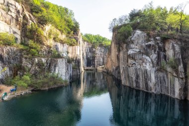 Pocheon Sanat Vadisi 'nde küçük bir göl. Eski bir granit ocağı, göle yansıyan ünlü granit kayalıklarıyla parka dönüştü..