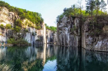 Pocheon Sanat Vadisi 'nde küçük bir göl. Eski bir granit ocağı, göle yansıyan ünlü granit kayalıklarıyla parka dönüştü..