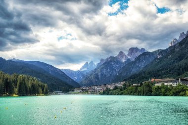 Auronzo Gölü manzarası ve Tre cime lavaredo ve çevresindeki göl kasabası. Dolomitler, İtalya 'da çekilmiştir.