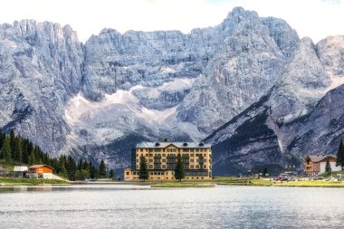 Misurina Gölü ve Sorapiss Dağı manzarası yaz boyunca çekildi. Dolomite, İtalya 'nın ünlü simgesi..