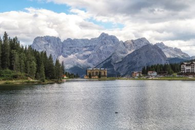 Misurina Gölü ve Sorapiss Dağı manzarası yaz boyunca çekildi. Dolomite, İtalya 'nın ünlü simgesi..