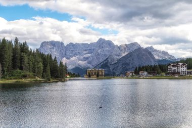Misurina Gölü ve Sorapiss Dağı manzarası yaz boyunca çekildi. Dolomite, İtalya 'nın ünlü simgesi..