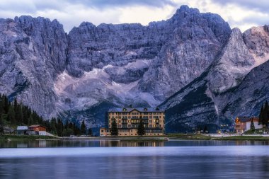 Misurina Gölü manzarası ve yaz boyunca çekilen Sorapiss Dağı gündoğumu manzarası. Dolomite, İtalya 'nın ünlü simgesi..