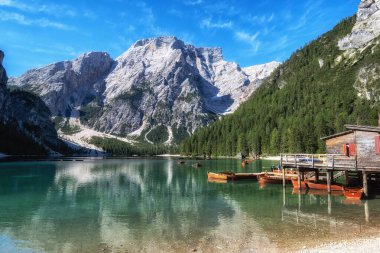 Lago di Braies, Güney Tyrol 'da Dolomites İtalya' da ahşap kulübesi olan ünlü bir simgedir. Dağ zirveleriyle çevrili küçük bir göl..