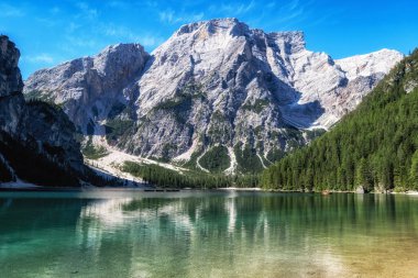 Lago di Braies, Güney Tyrol 'da Dolomites İtalya' da ahşap kulübesi olan ünlü bir simgedir. Dağ zirveleriyle çevrili küçük bir göl..