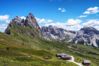 Sofie Hut manzaralı Seceda Dağı. Val Gardena, Dolomites, İtalya 'nın ünlü simgesi.