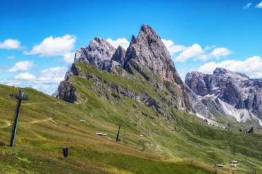 Yaz boyunca dağ zirvesi manzarası çekildi. İtalya 'nın Dolomites kentindeki Val Gardena' nın ünlü simgesi.