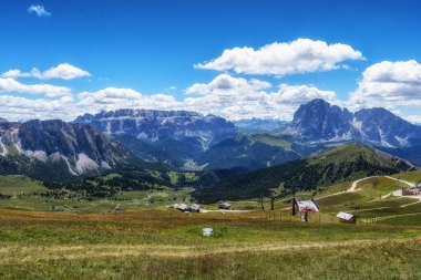 Yaz boyunca dağ zirvesi manzarası çekildi. İtalya 'nın Dolomites kentindeki Val Gardena' nın ünlü simgesi.