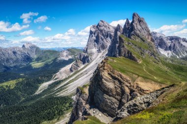 Yaz boyunca dağ zirvesi manzarası çekildi. İtalya 'nın Dolomites kentindeki Val Gardena' nın ünlü simgesi.