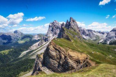Yaz boyunca dağ zirvesi manzarası çekildi. İtalya 'nın Dolomites kentindeki Val Gardena' nın ünlü simgesi.