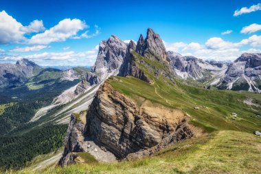 Yaz boyunca dağ zirvesi manzarası çekildi. İtalya 'nın Dolomites kentindeki Val Gardena' nın ünlü simgesi.