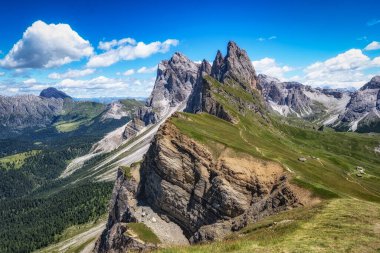 Yaz boyunca dağ zirvesi manzarası çekildi. İtalya 'nın Dolomites kentindeki Val Gardena' nın ünlü simgesi.
