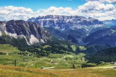 Yaz boyunca dağ zirvesi manzarası çekildi. İtalya 'nın Dolomites kentindeki Val Gardena' nın ünlü simgesi.