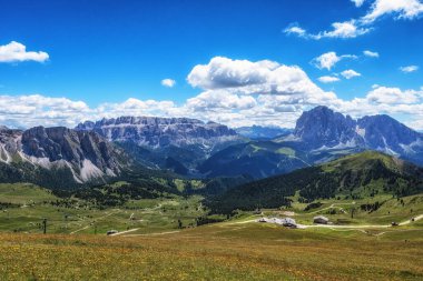 Yaz boyunca dağ zirvesi manzarası çekildi. İtalya 'nın Dolomites kentindeki Val Gardena' nın ünlü simgesi.