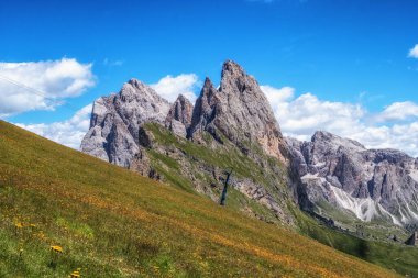Yaz boyunca dağ zirvesi manzarası çekildi. İtalya 'nın Dolomites kentindeki Val Gardena' nın ünlü simgesi.