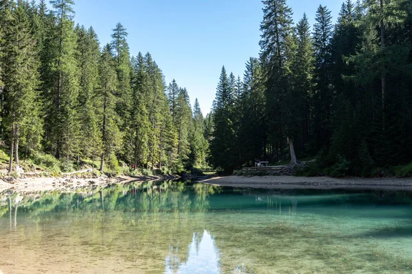 Lago Braies Słynny Zabytek Dolomitów Włoszech Południowym Tyrolu Drewnianą Chatką — Zdjęcie stockowe