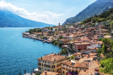 Limon konsolosu Garda panoramik manzara. İtalya 'nın Garda Gölü' nde ünlü bir turist kasabası. Yazın çekilmiş.