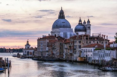 Meşhur Accademia Köprüsü 'nden Basilica di Santa Maria della Salute manzarası. Venedik, İtalya 'da gün doğumunda çekildi
