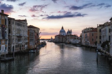 Meşhur Accademia Köprüsü 'nden Basilica di Santa Maria della Salute manzarası. Venedik, İtalya 'da gün doğumunda çekildi