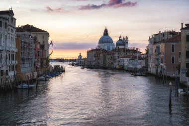 Meşhur Accademia Köprüsü 'nden Basilica di Santa Maria della Salute manzarası. Venedik, İtalya 'da gün doğumunda çekildi