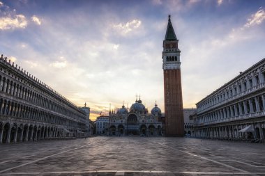 Saint Marks Plaza 'nın üzerinde çan kulesiyle gün doğumu manzarası. Venedik, İtalya 'da çekildi