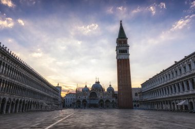 Saint Marks Plaza 'nın üzerinde çan kulesiyle gün doğumu manzarası. Venedik, İtalya 'da çekildi