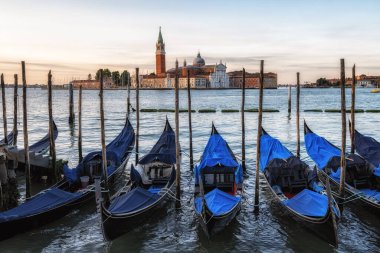 San Giorgio Maggiore Kilisesi, göl kenarında dinlenen Gondol 'lara karşı izledi. Venedik, İtalya 'da çekildi