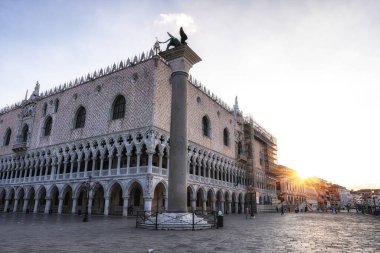 Palazzo Ducale ve Colonna di San Marco kulesi Venedik, İtalya 'da gün doğumunda çekildi.