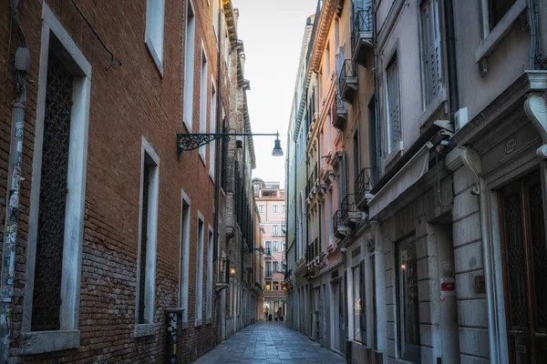 Narrow Alleyways Venice Italy Taken Early Morning Crowd —  Fotos de Stock