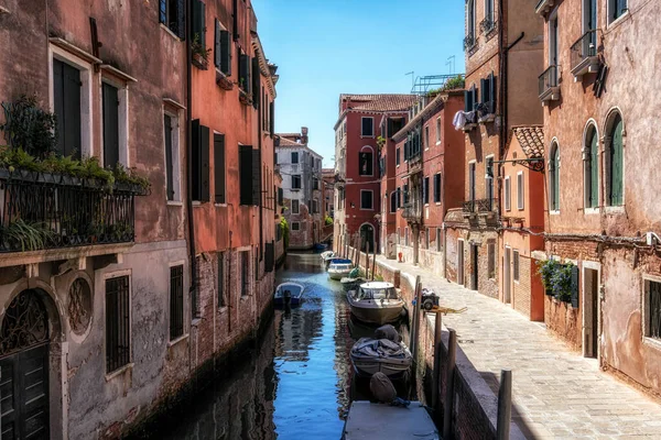 Kanal Von Venedig Gesäumt Von Alten Häusern Aufgenommen Der Sommersonne — Stockfoto