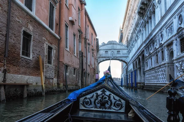 View Canal Water Famous Bridge Sighs Gondola Ride Venice Italy — стоковое фото