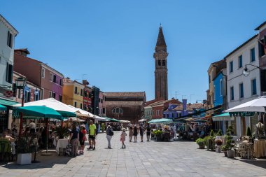 İtalya 'nın Burano kentindeki çok renkli pazarlar ve dükkanlar. İtalya 'nın Venedik yakınlarındaki ünlü ada. 14 Temmuz 2022 'de çekildi.