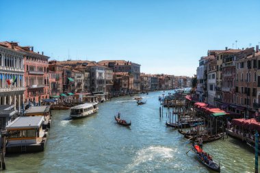 İtalya, Venedik 'teki Rialto Köprüsü' nün üzerinde büyük kanal görüldü. 13 Temmuz 2022 'de çekildi.