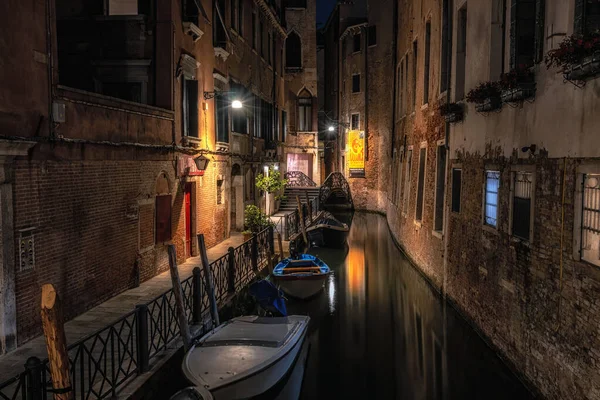 Venedig Kanal Mit Einer Brücke Und Boote Entlang Der Straße — Stockfoto