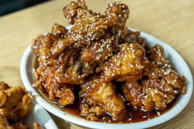 Suwon kızarmış tavuğu küçük bir tabakta. Güney Kore 'de Suwon tavuk sokağında satılan ünlü kızarmış tavuk.