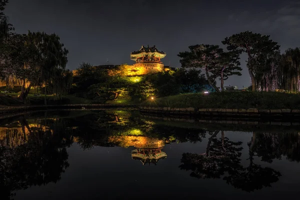 Banghwasuryujeong Pavilhão Hwaseong Fortaleza Capturado Noite Com Reflexões Sobre Água — Fotografia de Stock