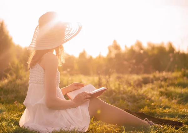 Meisje in jurk lezen van boek. — Stockfoto